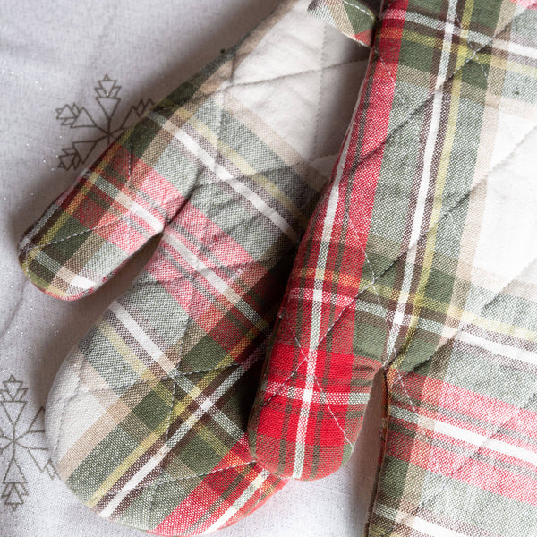 Fabstyles Christmas Celebration Plaid Oven Mitts (Set of 2)