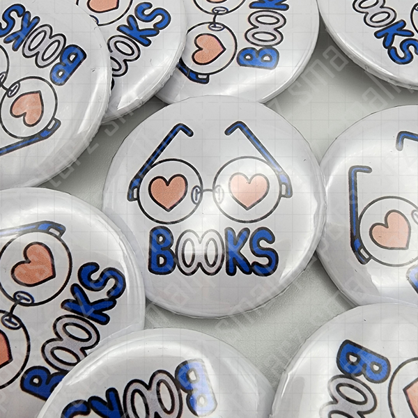 L023 - I Heart Books Pinback Button / Badge