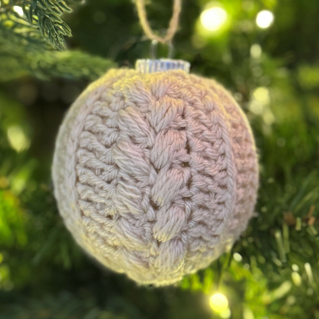 Christmas Bauble - cable stitch