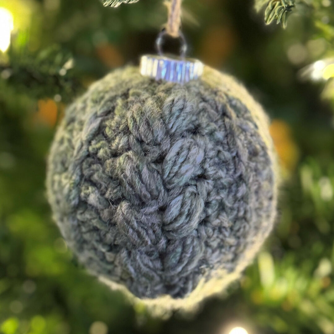 Christmas Bauble - cable stitch