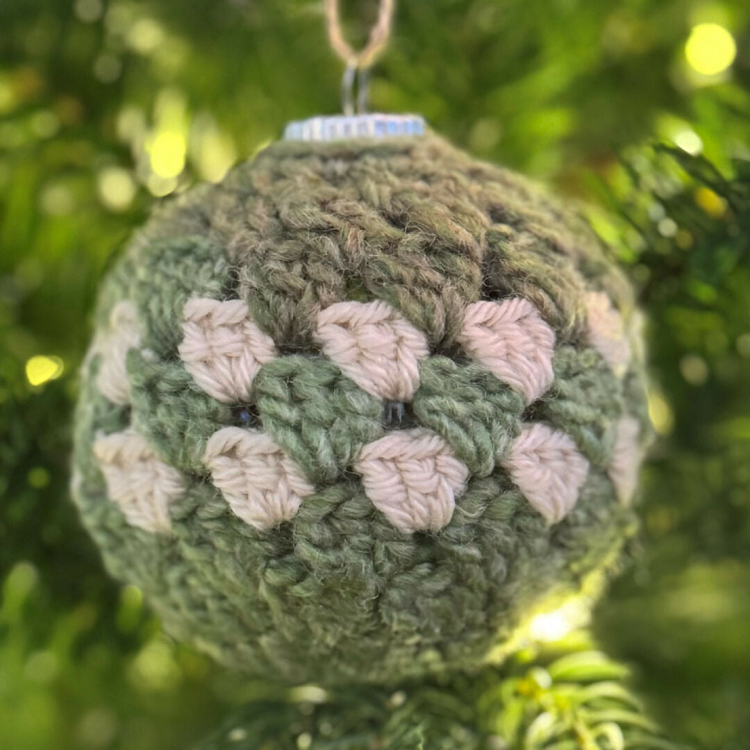 Christmas Bauble - granny stitch