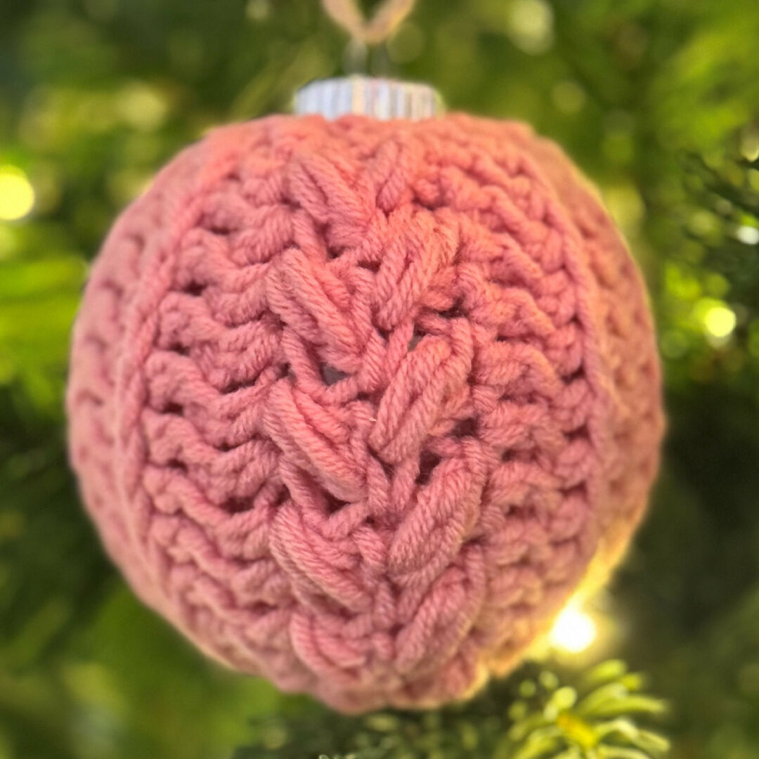 Christmas Bauble - cable stitch