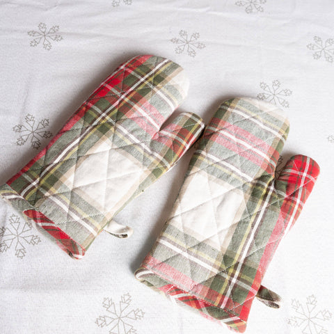 Fabstyles Christmas Celebration Plaid Oven Mitts (Set of 2)